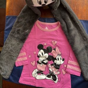I am selling T- shirt like new included in the sale a Disney scarf.